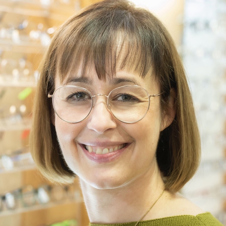 Pia Wolf lächelt in ihrem Augenoptikgeschäft.